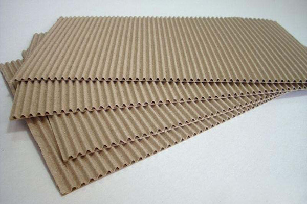 Chạy lớp giấy sóng là công đoạn trong quy trình sản xuất bao bì carton